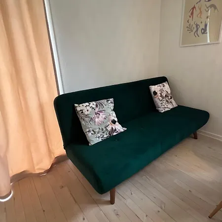5 Minute Walk To Lego House - 50m2 - Unit A - Garden On Site Apartment *